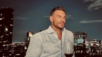 Ο Δημήτρης Φιντιρίκος σε μπαλκόνι με κρασί στο χέρι