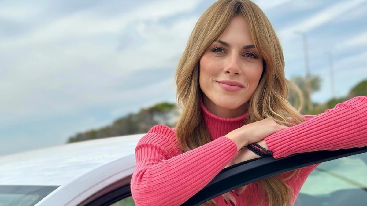 Η Ντορέττα Παπαδημητρίου με ροζ πουλόβερ