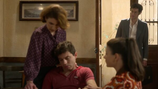 Ο Μπόγρης εμφανίζεται στο μαγαζί στην σειρά Ηλέκτρα.