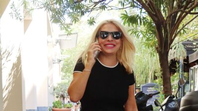 Η Ελένη Μενεγάκη στο κέντρο της Αθήνας.