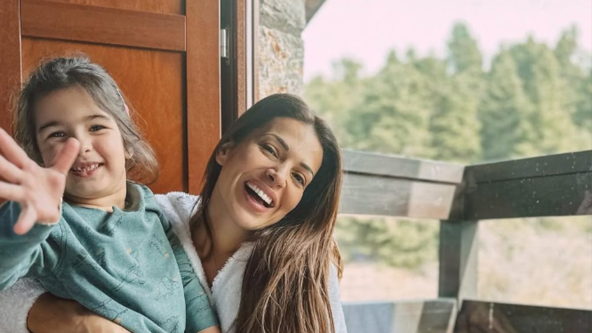 Η Ελένη Χατζίδου αγκαλιά με την κόρη της