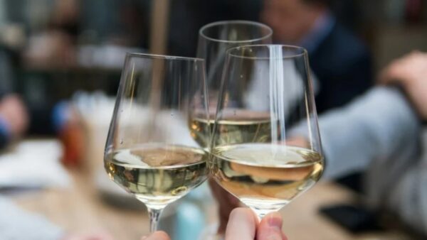 Ποτήρια με λευκό κρασί