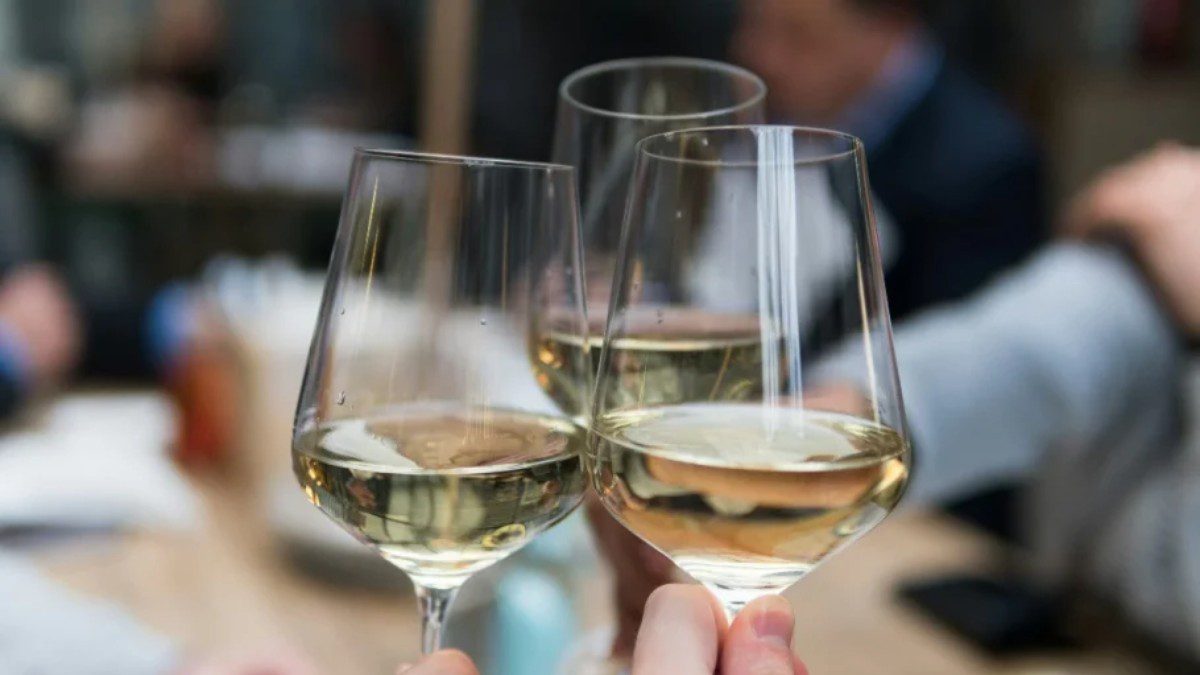 Ποτήρια με λευκό κρασί