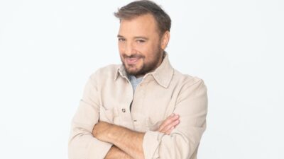 Χρήστος Φερεντίνος σε επίσημη φωτογράφιση για τον ΣΚΑΙ