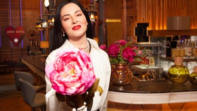 Η επίσημη φωτογράφιση της Ζενεβιέβ Μαζαρί για το First Dates