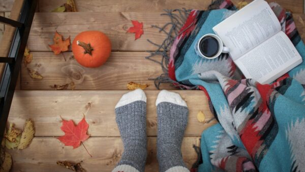 Πόδια με καφέ και βιβλίο