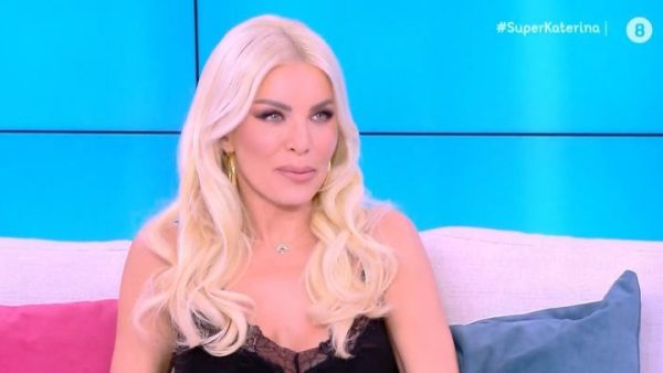 Η Κατερίνα Καινούργιου με μαύρο δαντελένιο top στο Super Κατερίνα