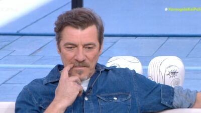 Ο Γιάννης Στάνκογλου με τζιν πουκάμισο στο Χαμογέλα και Πάλι