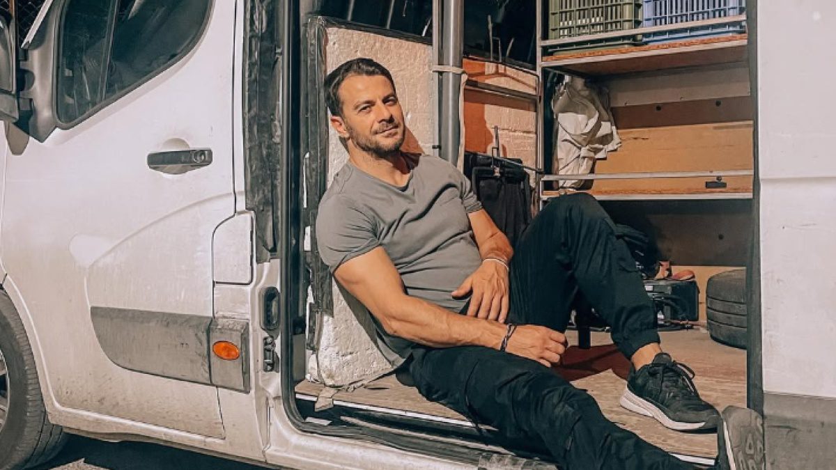 Ο Γιώργος Αγγελόπουλος ξαπλωμένος σε φορτηγό