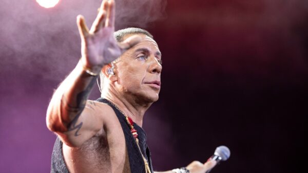 Ο Γιώργος Μαζωνάκης σε συναυλία,