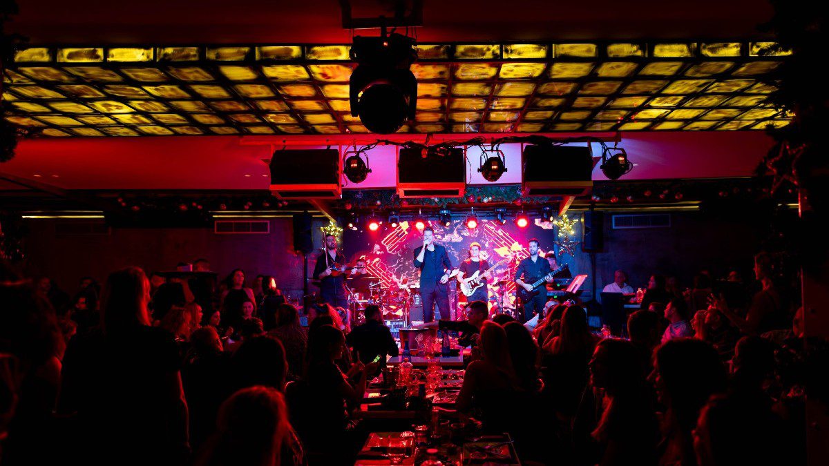 Ο Λούκας Γιώρκας αναδεικνύει το Ελλάδος Εικόνες στο απόλυτο spot διασκέδασης: 3 λόγοι που αξίζει να ζήσεις αυτή την εμπειρία