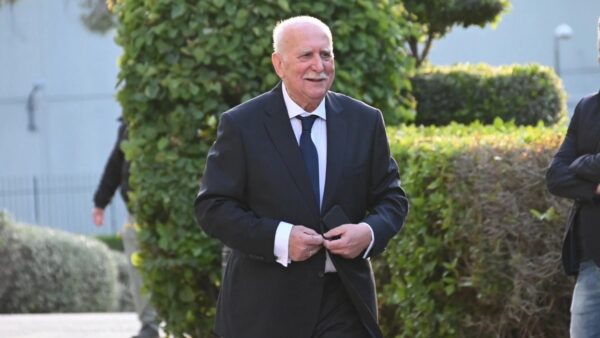 Ο Γιώργος Παπαδάκης απαντάει σε email τηλεθεατή.