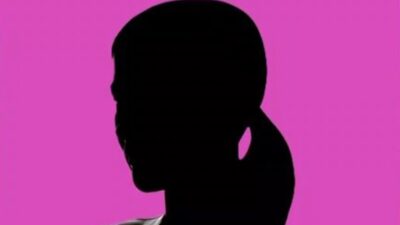 Τους είδαν οι γείτονες: Πασίγνωστη ελληνίδα παρουσιάστρια βάζει «κρυφά» μηχανόβιο στο σπίτι της