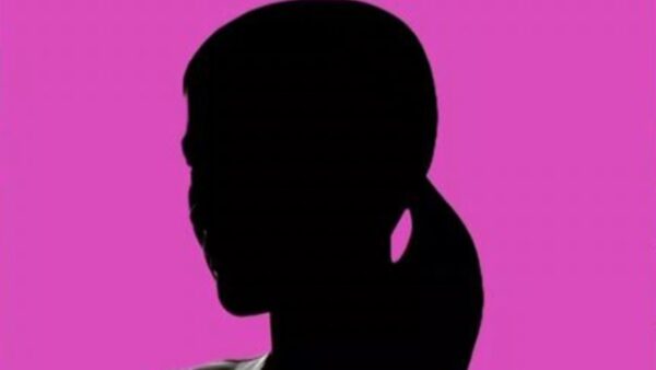 Τους είδαν οι γείτονες: Πασίγνωστη ελληνίδα παρουσιάστρια βάζει «κρυφά» μηχανόβιο στο σπίτι της