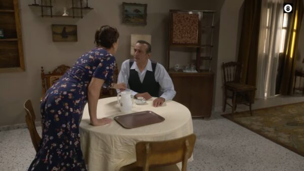 Ο Ορέστης κάθεται στην καρέκλα