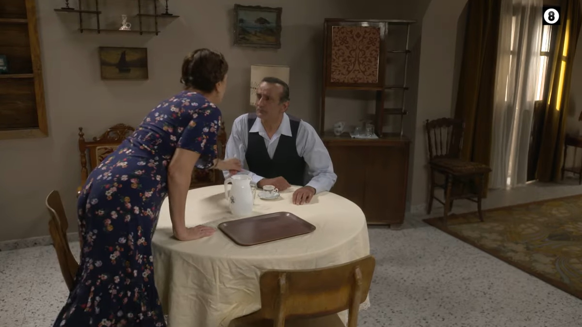 Ο Ορέστης κάθεται στην καρέκλα