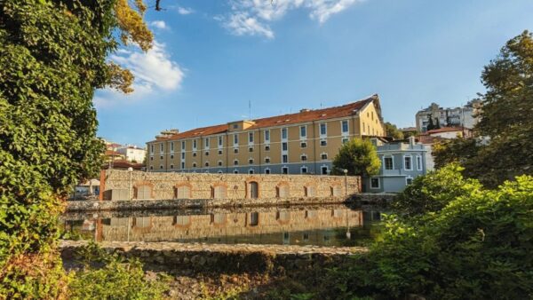 Η ιστορική καπναποθήκη έγινε το πιο πολυσυζητημένο ξενοδοχείο στην καρδιά της Δράμας