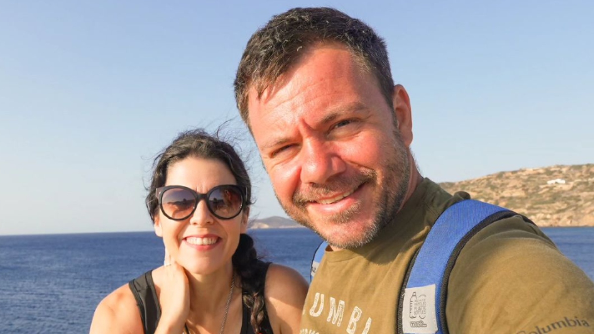 Η Ηλέκτρα Αστέρη και ο Ευτύχης Μπλέτσας στη Σίφνο μπροστά από τη θάλασσα