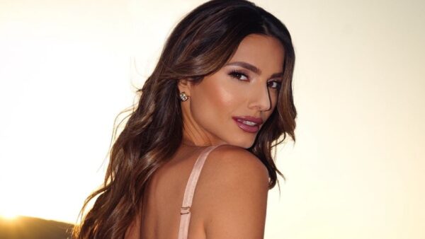 Η Ηλιάνα Παπαγεωργίου ποζάρει στον φακό