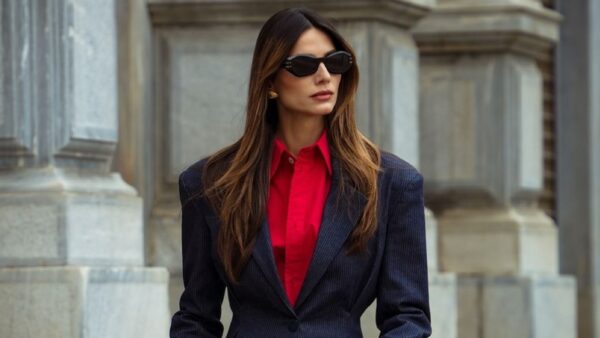 Η Ηλιάνα Παπαγεωργίου με κόκκινο πουκάμισο στο street style