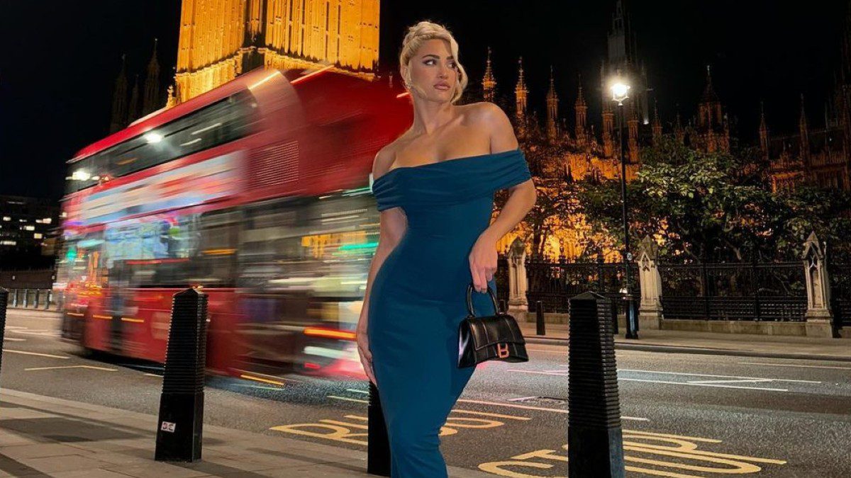 Η Ιωάννα Τούνι με μάξι φόρεμα σε έξοδό της