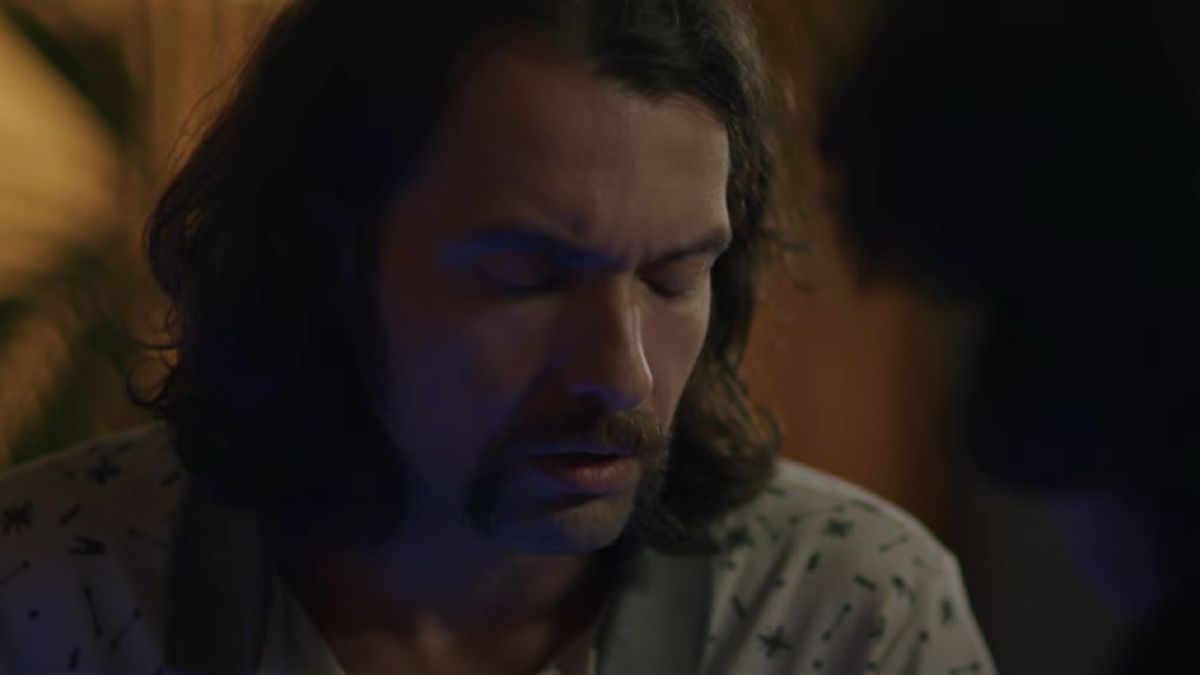 Ο Διονύσης εξομολογείται τον νέο του έρωτα στη σειρά Η Παραλία.