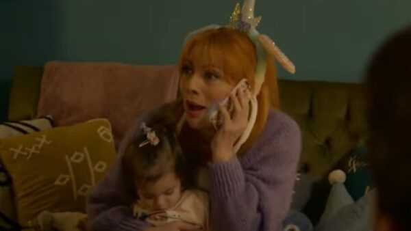 Η Πηνελόπη από τη σειρά IQ 160 μιλάει στο τηλέφωνο.