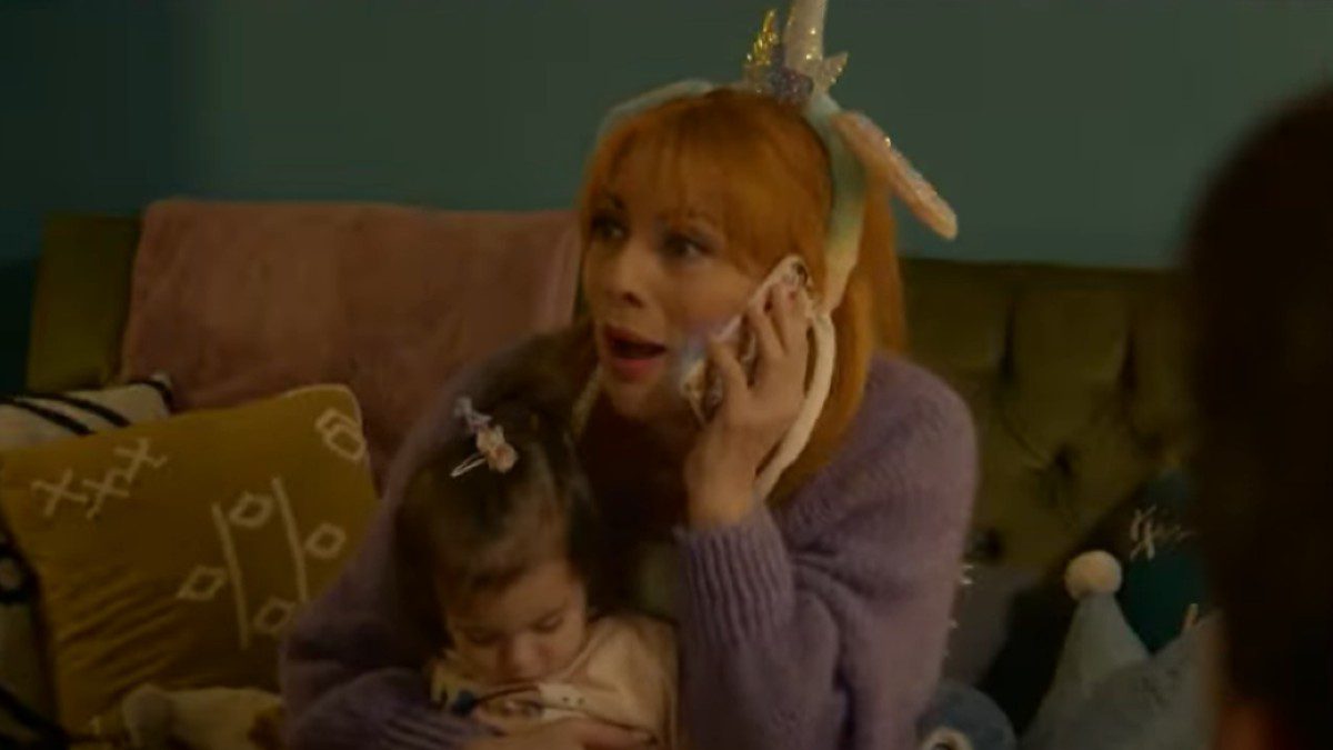 Η Πηνελόπη από τη σειρά IQ 160 μιλάει στο τηλέφωνο.