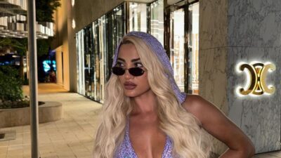 Η Ιωάννα Τούνη με μικρά μαύρια γυαλιά σε έξοδό της