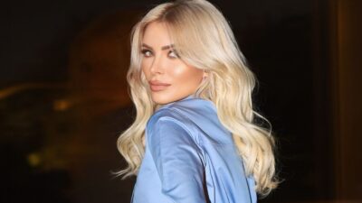 Η Κατερίνα Καινούργιου με γαλάζιο πουκάμισο