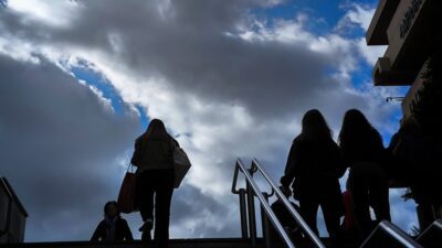 Βροχές, πτώση της θερμοκρασίας αλλά και... λίγα χιόνια αναμένονται τις επόμενες ώρες στη χώρα.