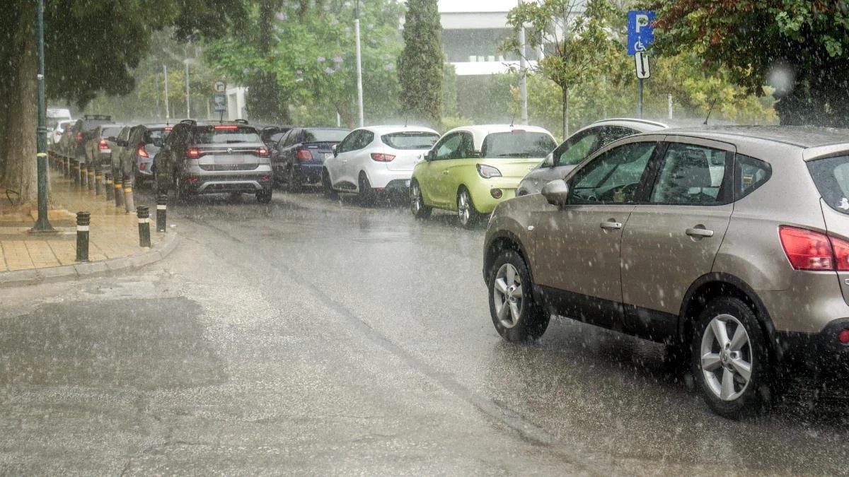 Βροχή σε δρόμο της Αθήνας