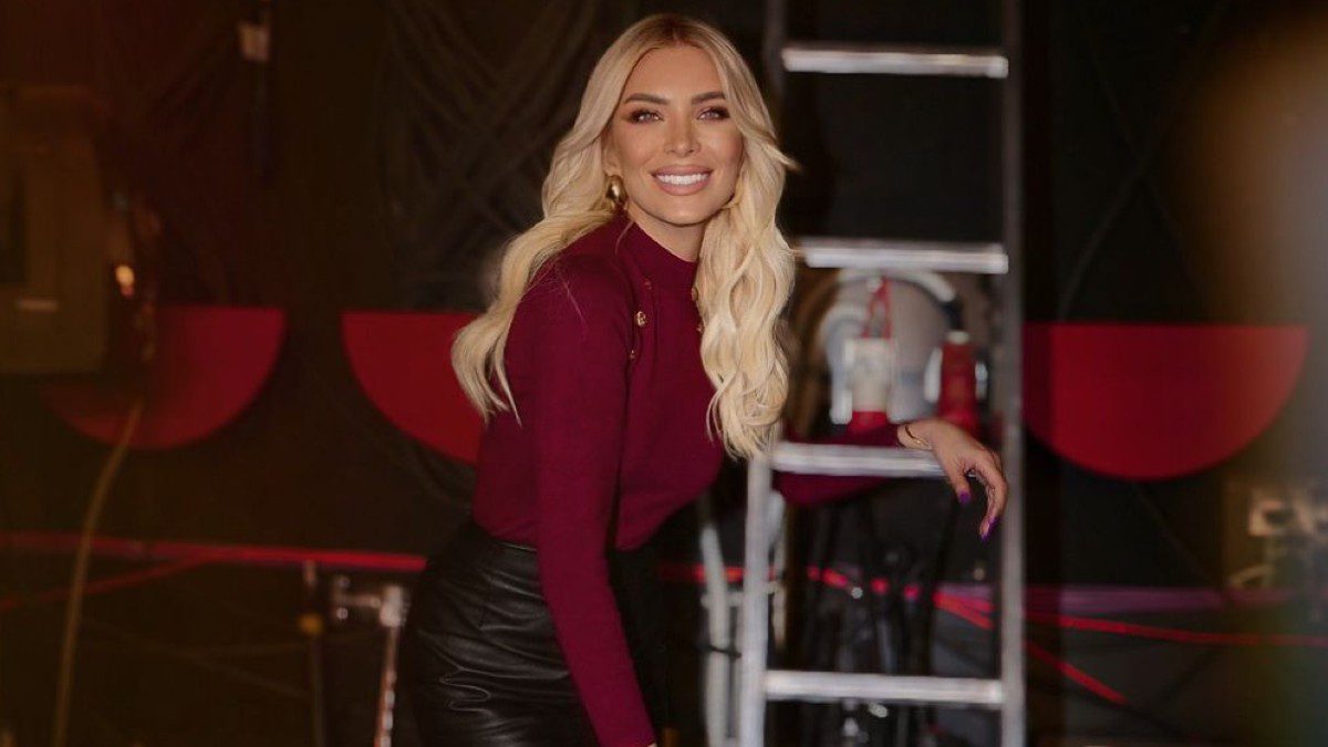 Με μπορντό πουλόβερ και μαύρη φούστα η Κατερίνα Καινούργιου