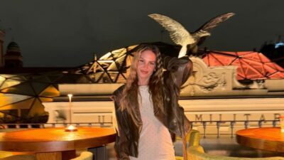 Η Κατερίνα Δαλάκα με δερμάτινο και μίνι φόρεμα σε ταξίδι της στο εξωτερικό