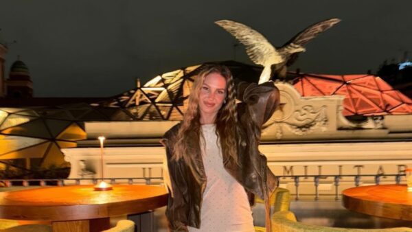 Η Κατερίνα Δαλάκα με δερμάτινο και μίνι φόρεμα σε ταξίδι της στο εξωτερικό