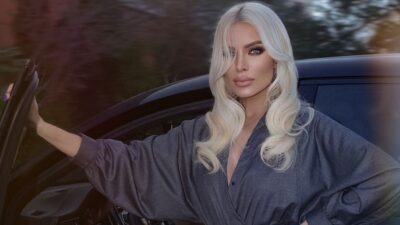 Η Κατερίνα Καινούργιου μπροστά σε ανοιχτό αυτοκίνητο