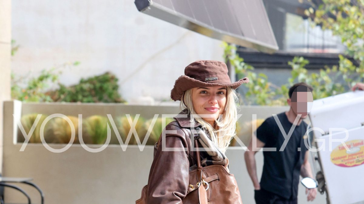 Η Κατερίνα Λιόλιου χαμογελαστή με καπέλο στο Γλυφάδα