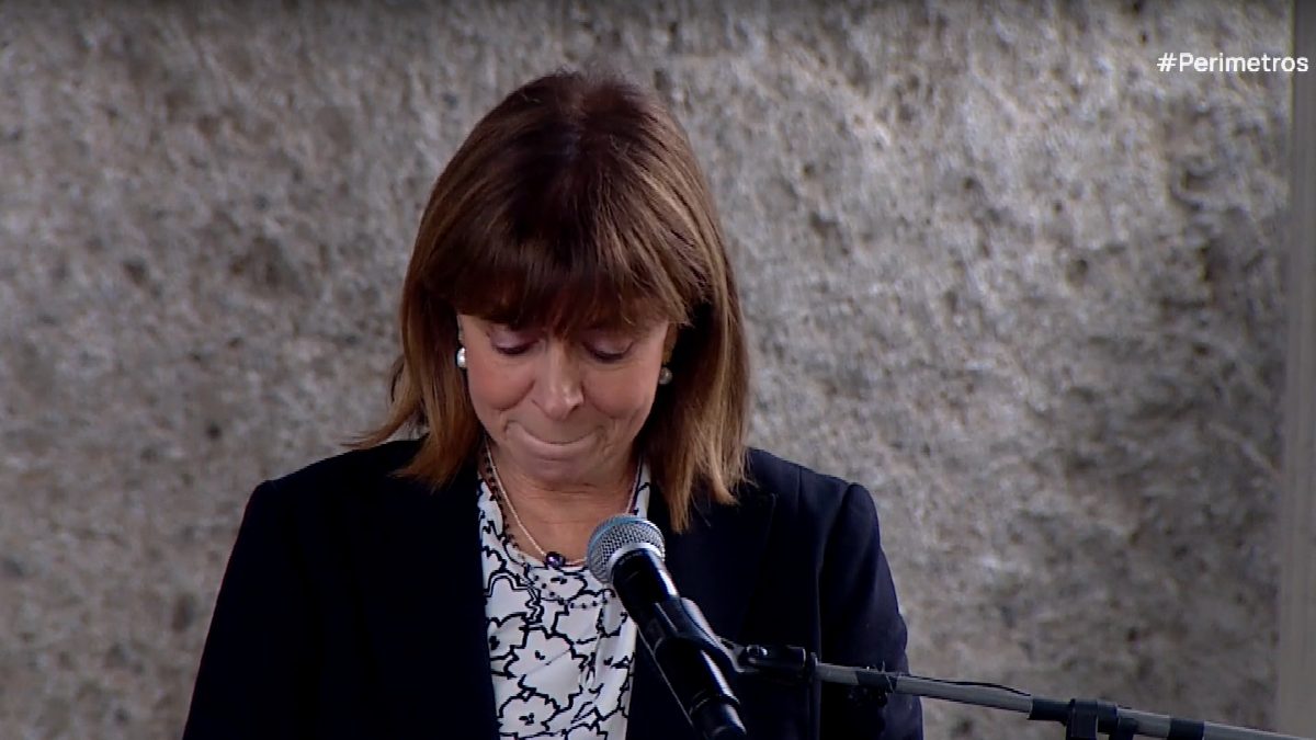 Η Κατερίνα Σακελλαροπούλου βουρκωμένη στην κηδεία του Γιάννη Μπουτάρη την ώρα που εκφωνεί τον επικήδειό του