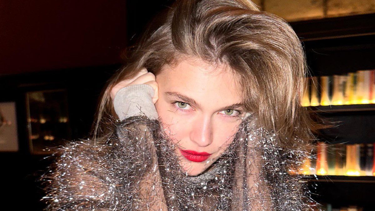 Η Κλέλια Ανδριολάτου με κόκκινο κραγιόν