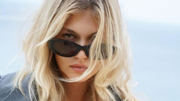 H Κλέλια Ανδριολάτου με μαύρα γυαλιά