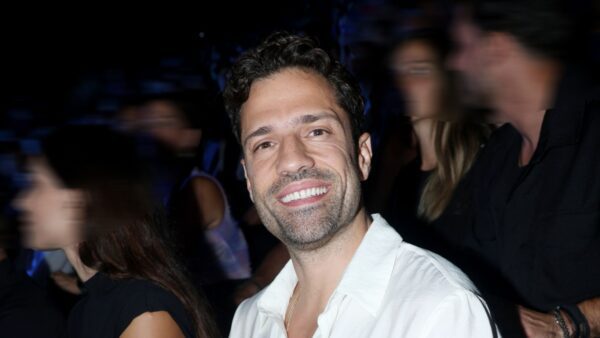 Ο Κωνσταντίνος Αργυρός χαμογελαστός σε βραδινή έξοδο