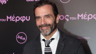 Ο Κωνσταντίνος Μαρκουλάκης σε κοσμικό event.