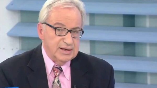 Ο Κώστας Λεφάκης με ροζ πουκάμισο, γραβάτα και σκούρο γκρι σακάκι