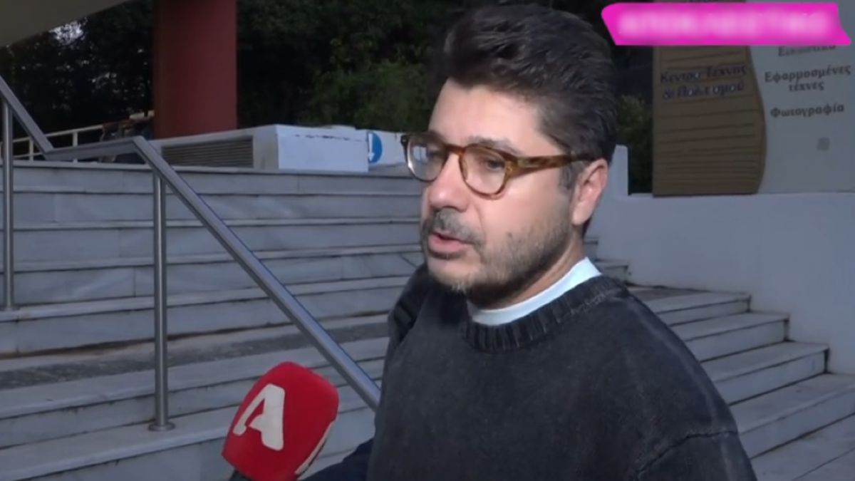 Ο Λάμπρος Κωνσταντάρας μιλάει στην κάμερα του Super Κατερίνα.