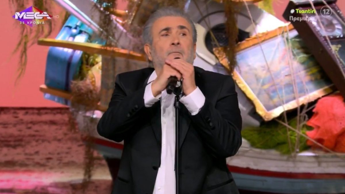 Ο Λάκης Λαζόπουλος με το μικρόφωνο στο χέρι στην πρεμιέρα του Αλ Τσαντίρι Νιούζ