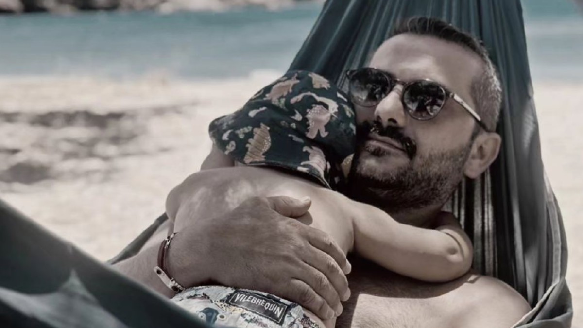 Ο Λεωνίδας Κουτσόπουλος με τον γιο του.