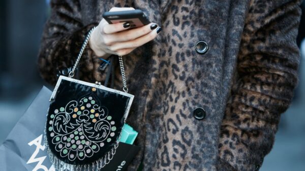 Λεοπάρ παλτό φορεμένο από γυναίκα στο street style