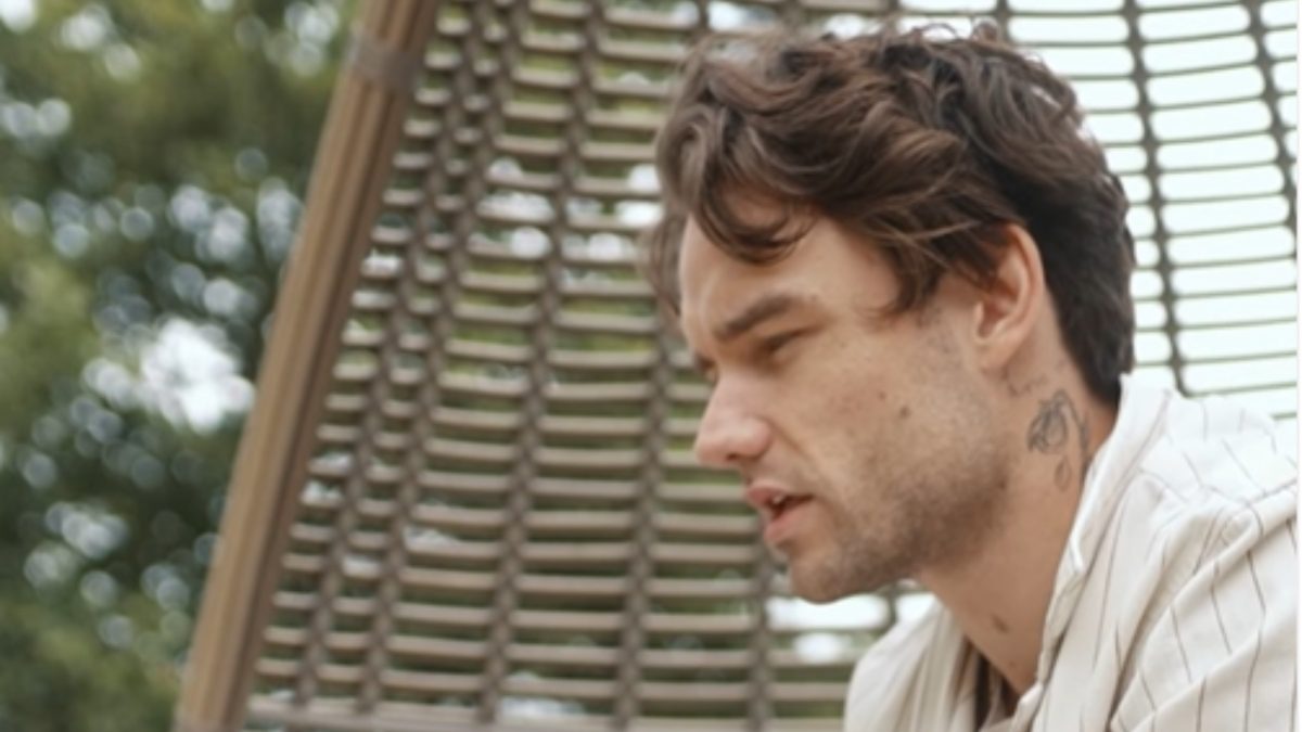 Ο Λίαμ Πέιν σε κουνιστή καρέκλα στην εξοχή