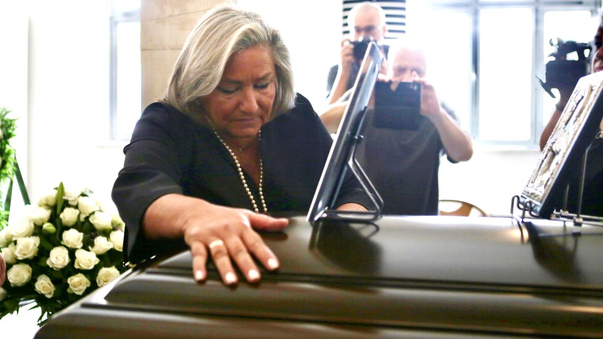 Η Λουκίλα Καρρέρ στην κηδεία του Μίμη Πλέσσα