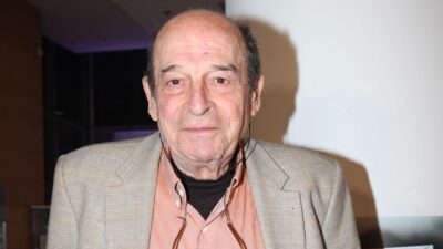 Ο Μανούσος Μανουσάκης σε δημόσια έξοδο.